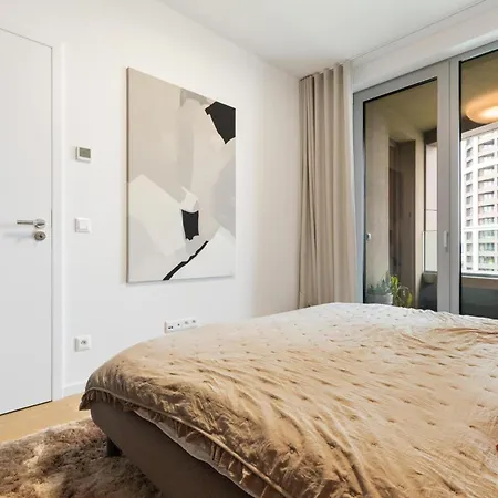 Skypark With Views Free Parking Apartment *