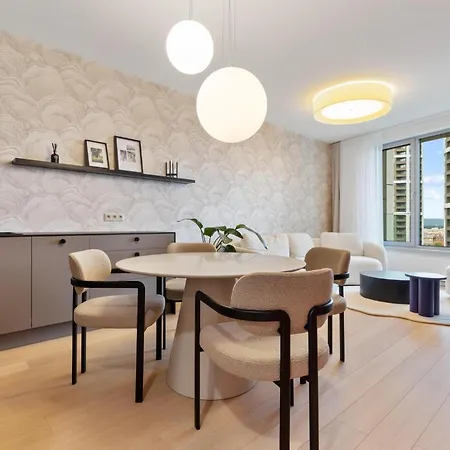 Skypark With Views Free Parking Apartment *