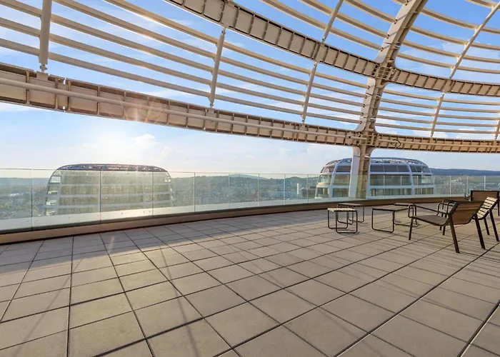 Skypark 1-Bedroom Apartment On Floor 11 With Park View And Parking By Skyviews Апартаменти